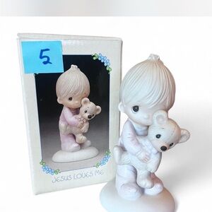 Precious Moments ‘Jesus loves me’ Figurine in good condition